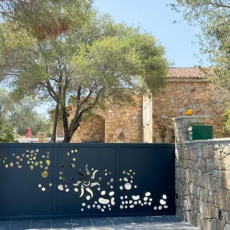 Naomi Piscine Chauffee A 100 M De La Villa
