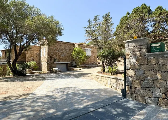 Naomi Piscine A 100 M De La Olmeto (Corsica)