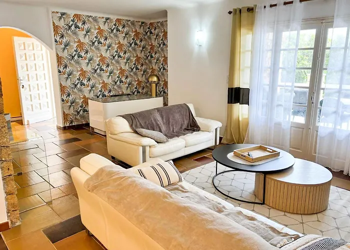 Naomi Piscine A 100 M De La Willa *