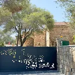 Naomi Piscine A 100 M De La *