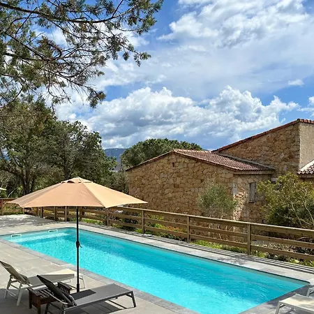 Naomi Piscine Chauffee A 100 M De La
