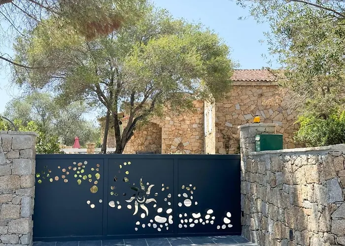 Naomi Piscine A 100 M De La *