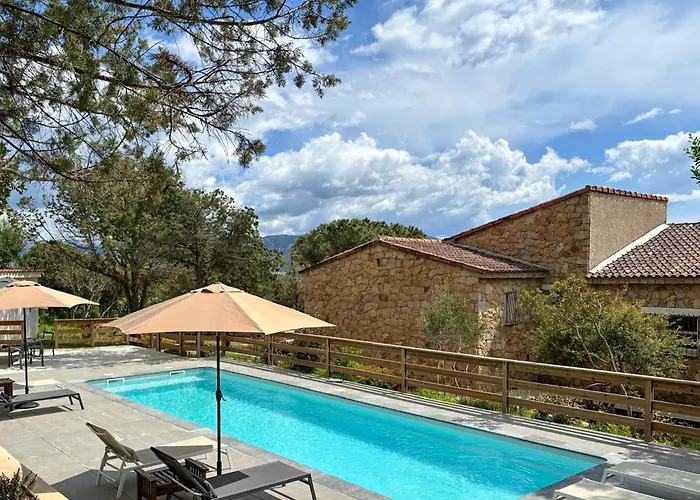 Naomi Piscine A 100 M De La